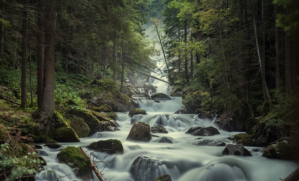 Phong cách rừng núi nước Ý nổi tiếng vì vẻ đẹp hoang sơ và kỳ vĩ của nó. Những dòng suối trong vắt và những thác nước đổ xuống từ núi cao sẽ khiến bạn mê mẩn.