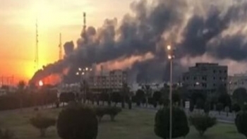 Nhà máy lọc dầu của Saudi Aramco bị tấn công, đe dọa nguồn cung năng lượng toàn cầu