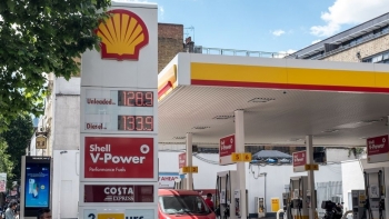 Shell bắt đầu đóng cửa các trạm xăng ở Nga