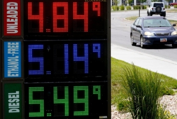 Giá xăng dầu trung bình tại Mỹ giảm đáng kể