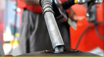 Pakistan tăng giá xăng dầu