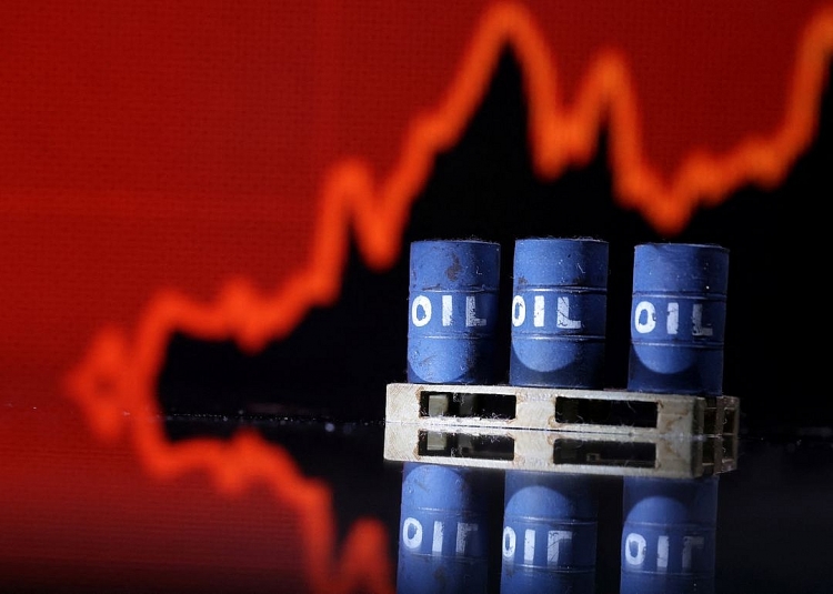 Giá dầu giảm trong bối cảnh đồng đô la mạnh