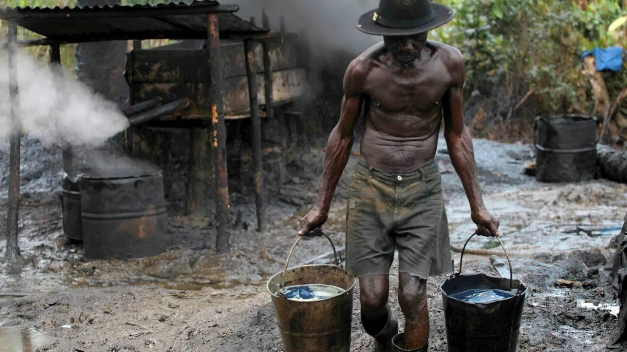 Nigeria thông báo đã bắt giữ 210 nghi phạm trộm dầu