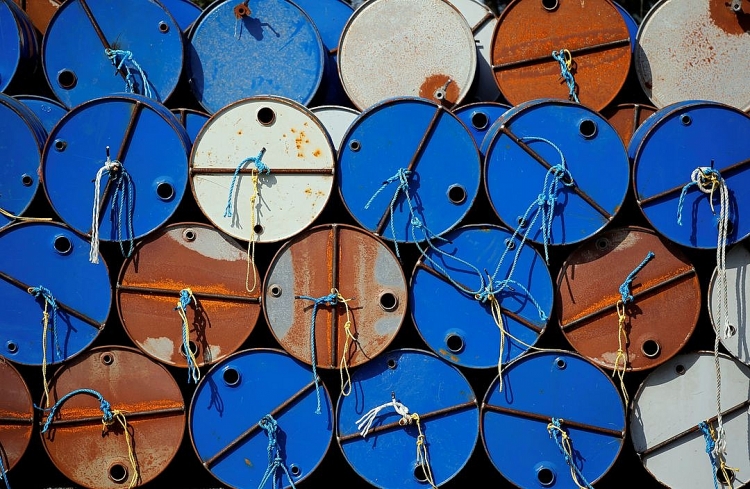 Giá dầu giảm do tồn kho dầu thô của Mỹ và đồng đô la tăng