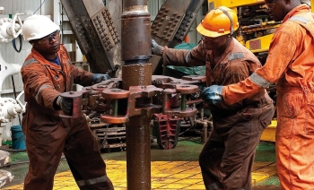 Sản lượng dầu của Nigeria tiếp tục sụt giảm trong bối cảnh ngừng sản xuất trên đất liền