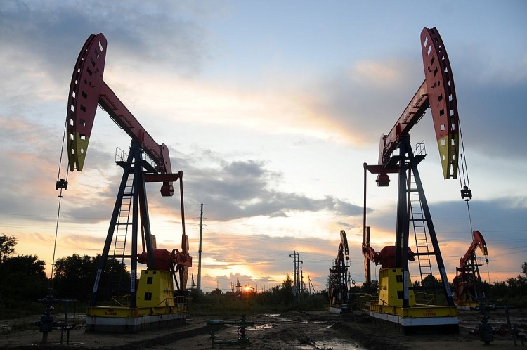 Giá dầu trượt dốc khi nhu cầu của Trung Quốc vẫn không khởi sắc