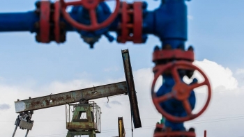Giá dầu Urals giảm 13% trong tháng 10