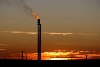 Tranh cãi liên quan đến việc đốt khí đồng hành ở bể dầu Permian lớn nhất nước Mỹ
