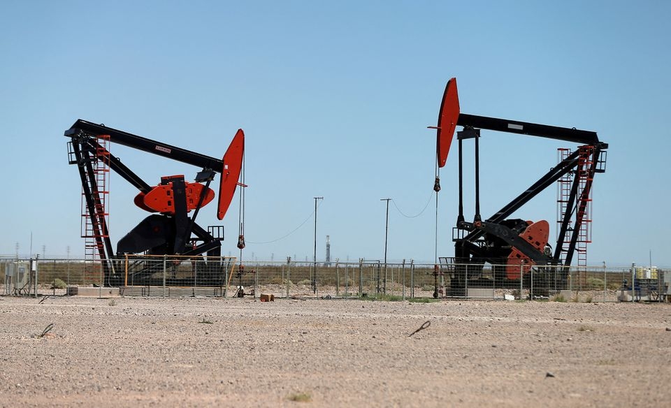 Giá dầu sụt giảm do lo ngại về suy giảm kinh tế và đồng đô la mạnh lên