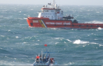 Mỏ Thăng Long - Đông Đô hỗ trợ cứu nạn thành công 12 ngư dân bị chìm tàu trên biển