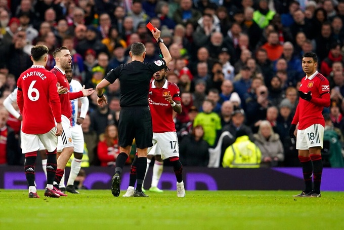 Casemiro nhận thẻ đỏ vì bóp cổ đối thủ, khiến Man Utd suýt ôm hận - 3