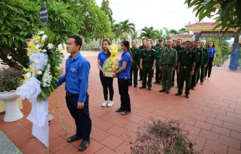 BSR dâng hương và thả hoa đăng nhân ngày Thương binh - Liệt sĩ tại huyện đảo Lý Sơn