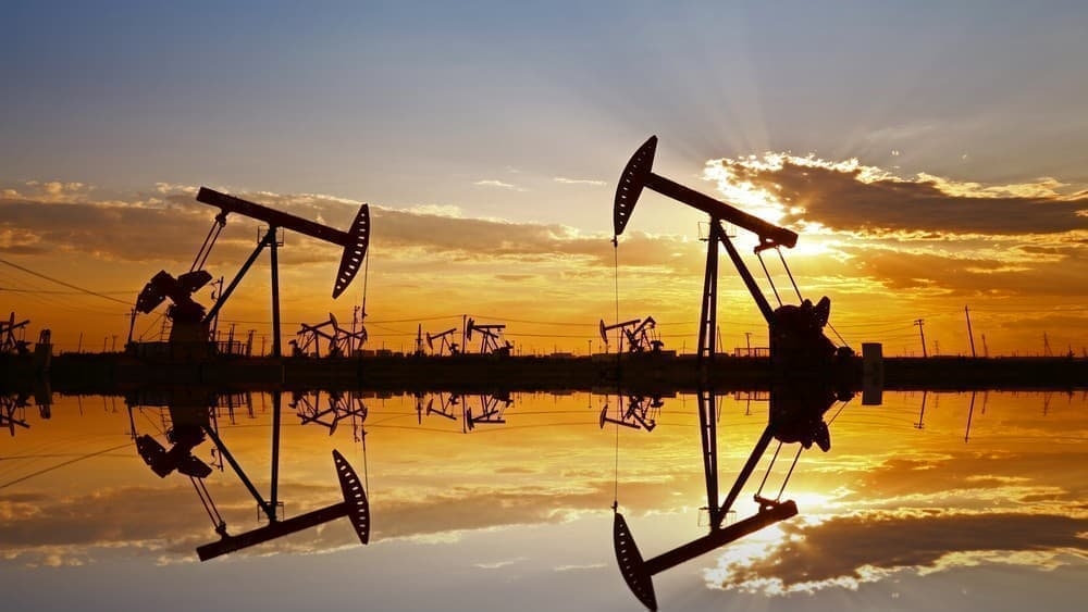 Giá xăng dầu hôm nay 31/8 giảm do nhiều nhà máy lọc dầu ngừng hoạt động