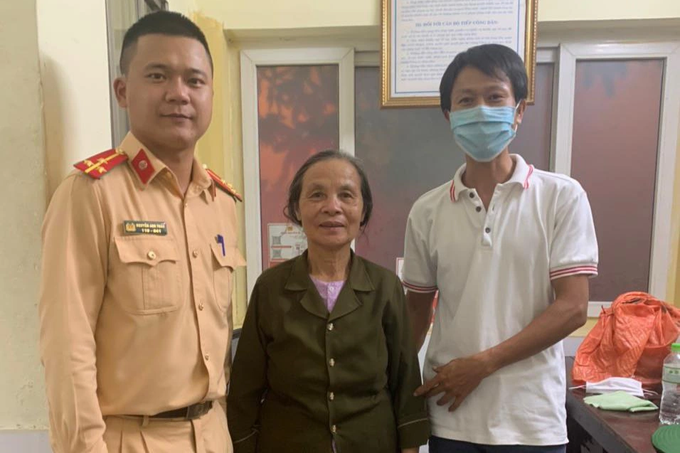 CSGT giúp đỡ cụ bà bị lạc khi đi từ Thái Bình lên Hà Nội thăm con - 1