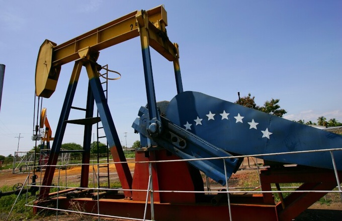 Để hạ nhiệt giá dầu, Mỹ sẽ dỡ lệnh cấm vận đối với dầu thô Venezuela? - 1