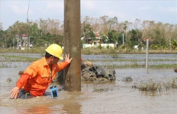 Những người thợ điện trong mùa lụt bão