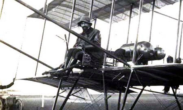 Phi công tiến hành cuộc không kích đầu tiên trên thế giới