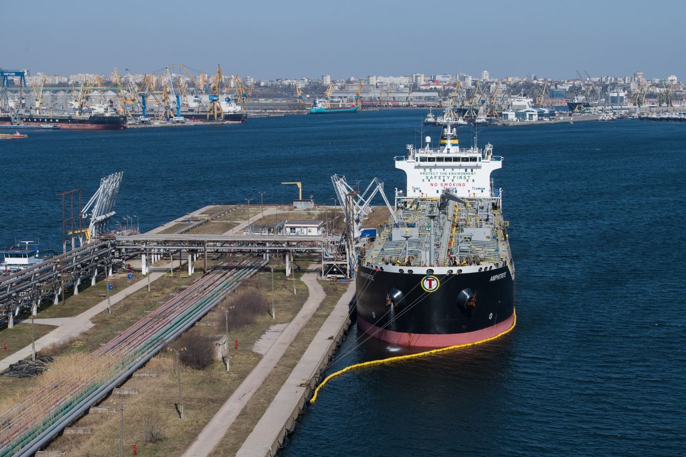 Tàu chở dầu cũ hái ra tiền nhờ lệnh trừng phạt dầu Nga - 2