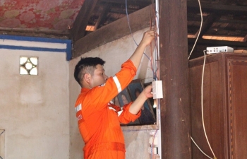 Đoàn thanh niên Vietsovpetro sửa chữa điện cho các hộ gia đình có hoàn cảnh khó khăn tại xã Hòa Bình