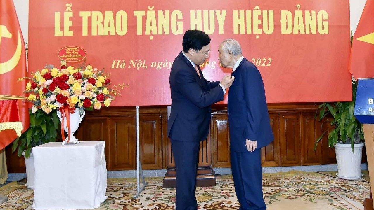 Trao tặng Huy hiệu 75 năm tuổi Đảng cho đồng chí Nguyễn Mạnh Cầm