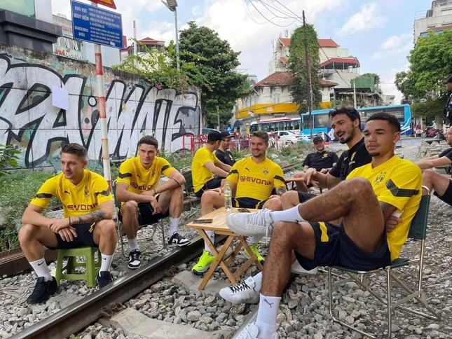 Xác minh hình ảnh cầu thủ CLB bóng đá Borussia Dortmund ngồi chụp ảnh trên ray đường tàu