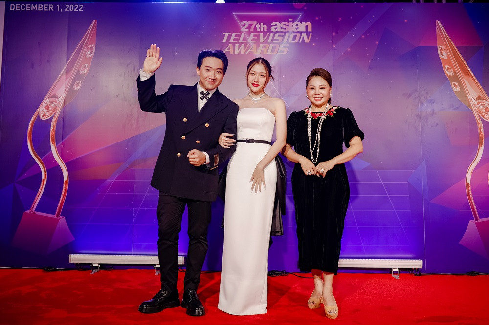 Dàn nghệ sĩ Việt ăn mặc lộng lẫy xuất hiện tại thảm đỏ Lễ trao giải Truyền hình châu Á