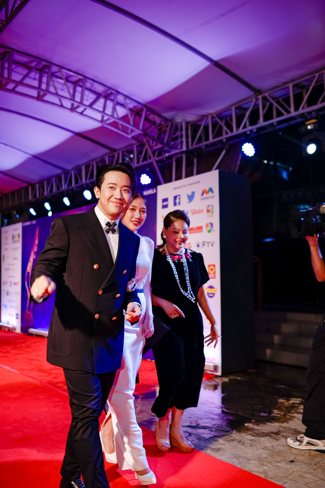 Dàn nghệ sĩ Việt ăn mặc lộng lẫy xuất hiện tại thảm đỏ Lễ trao giải Truyền hình châu Á