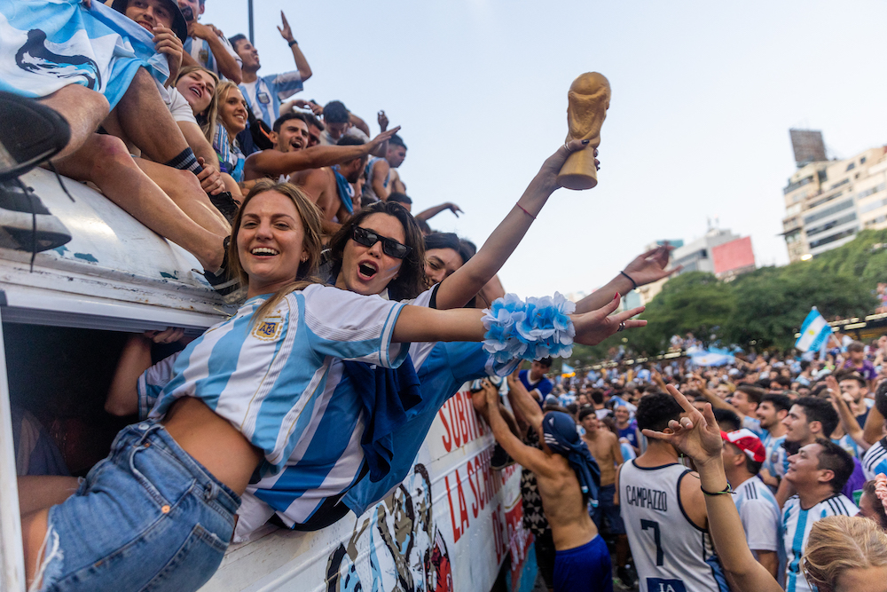 Người Argentina vỡ òa niềm vui sau chức vô địch World Cup vượt ranh giới  bóng đá