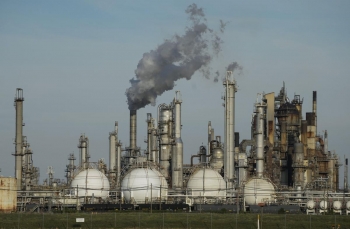 Các nhà máy lọc dầu Trung Quốc cắt giảm mạnh sản lượng