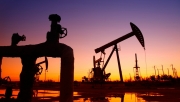 Giá xăng dầu hôm nay (22/3): Khủng hoảng ngân hàng tiếp tục đè nặng, giá dầu lại quay đầu đi xuống