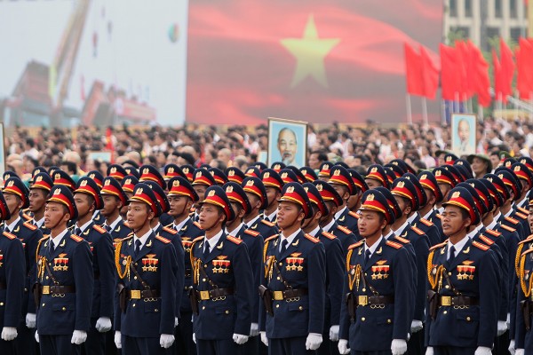 Lễ diễu binh là một ngày hội trang trọng để tôn vinh sự kiên cường, tinh thần bất khuất của đất nước và dân tộc Việt Nam. Chiếc áo dài, chiếc nón lá hay những drape quà là những hình ảnh tốt đẹp gắn liền với lễ diễu binh này.