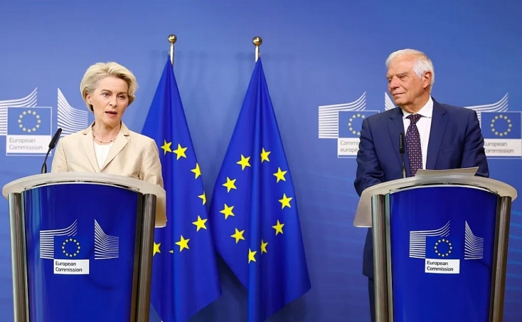 Chủ tịch Ủy ban Châu Âu Ursula von der Leyen và Phó Chủ tịch Josep Borrell công bố các biện pháp trừng phạt mới hôm 28/9. 