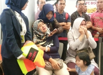 Indonesia: Máy bay chở 188 người rơi xuống biển, người thân hành khách khóc ngất