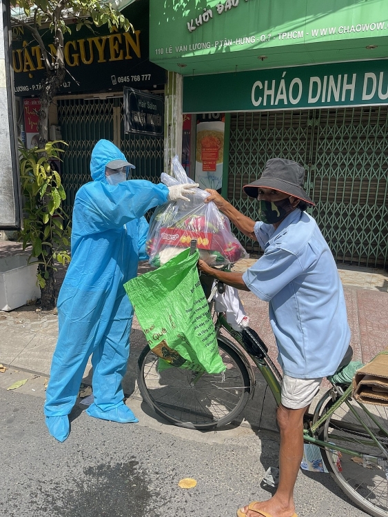 'Người đẹp Nhân ái' Thùy Tiên mua máy thở và 5 tấn gạo hỗ trợ chống dịch