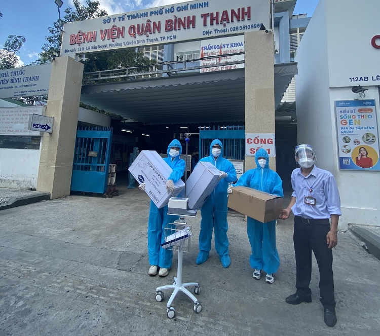 'Người đẹp Nhân ái' Thùy Tiên mua máy thở và 5 tấn gạo hỗ trợ chống dịch