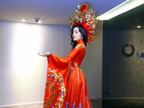 Những bộ trang phục độc đáo của người đẹp Việt