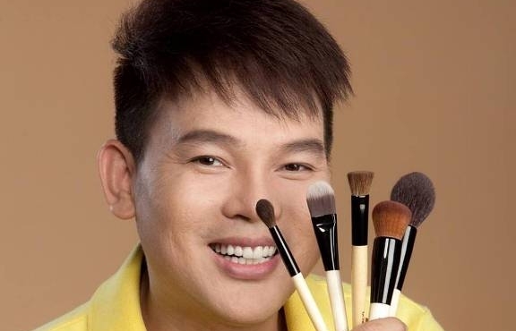 Hồ Khanh tiết lộ lý do nghệ sĩ nữ thoải mái thay đồ trước các makeup và stylist