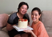 Hoa hậu Khánh Vân tự làm bánh sinh nhật tặng mẹ
