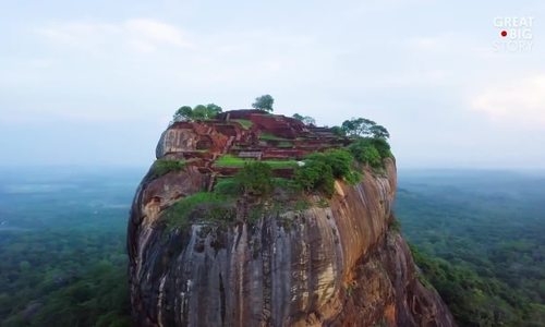 Pháo đài cổ trên đỉnh cột đá cao 200 mét ở Sri Lanka